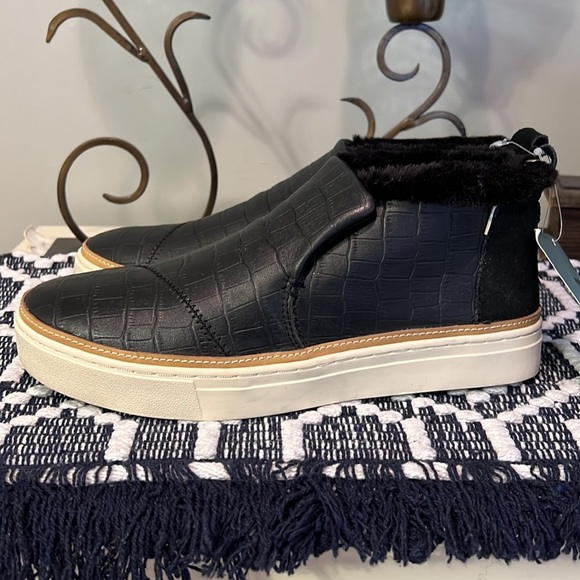 NWT TOMS Croc Embossed Leather And Faux Fur Paxton Slip Ons - Picture 3 of 13